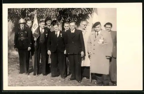 Fotografie Feuerwehr, Französische Feuerwehrleute mit Orden und Standarte