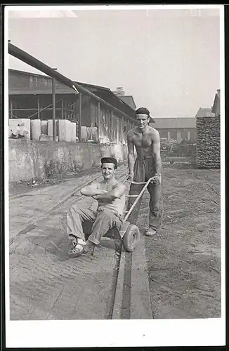 Fotografie unbekannter Fotograf, Ansicht Ostrava, Arbeiter in einem Sägewerk mit freiem Oberkörper