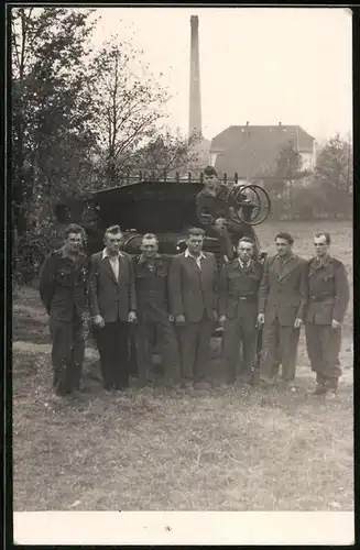 Fotografie Militär Tschechoslowakei, Soldaten und Zivilisten mit Lastwagen, LKW - Kipper