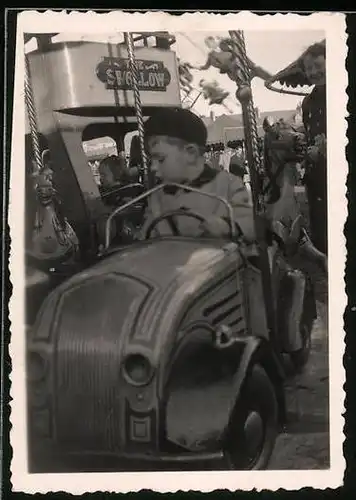 Fotografie unbekannter Fotograf, Ansicht Beith / Schottland, Knabe im Karussell der Beith Fair 1944, Rummel, Kirmes