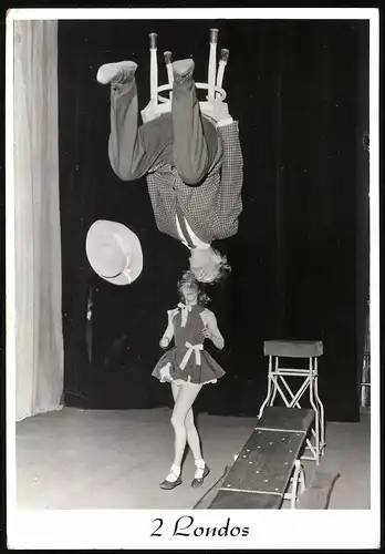 Fotografie Akrobaten Paar Zwei Londos, Bühnenszene Salto mit Hocker im Sitzen