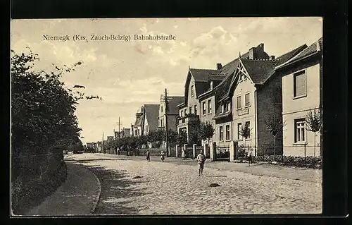 AK Niemegk, Bahnhofstrasse im Sonnenschein