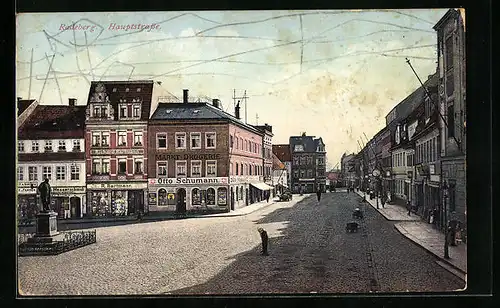 AK Radeberg, Hauptstrasse mit Geschäften und Denkmal