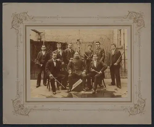 Fotografie Musiker Blas - und Streich Kammerorchester Harmonie, Musiker im Anzug mit Dirigent in Ulan-Uniform