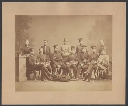 Fotografie Hermann Selle, Potsdam, Yorkstrasse 4, Uffz. & Offiziere nebst Kavalleristen in Uniform mit Diensthund
