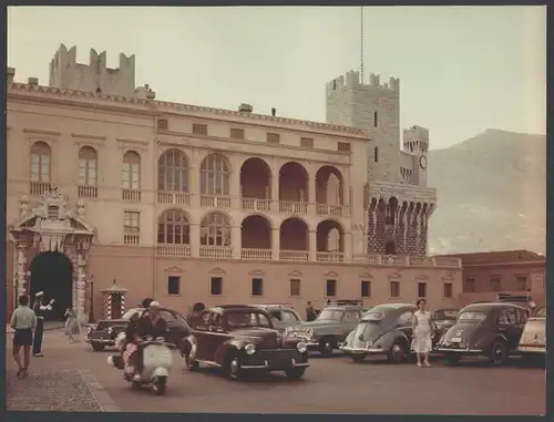 Fotografie unbekannter Fotograf, Ansicht Monaco, Fürstenpalast, Auto VW Käfer Ovali & Motoroller Vespa, 29 x 22cm