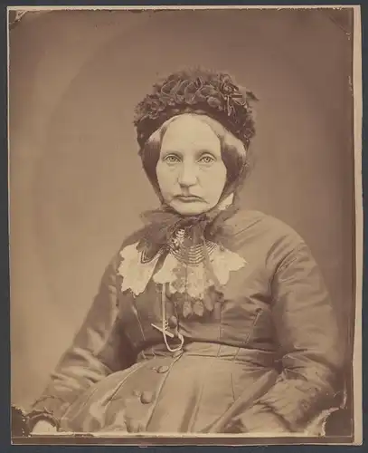 Fotografie unbekannter Fotograf und Ort, Portrait betagte Dame im Biedermeierkleid mit Mütze & Halstuch, 28 x 22cm