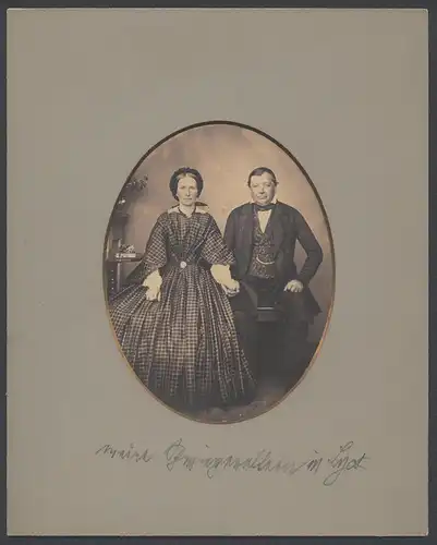 Fotografie unbekannter Fotograf und Ort, Edeldame im Biedermeierkleid mit Karomuster nebst Edelmann im Anzug