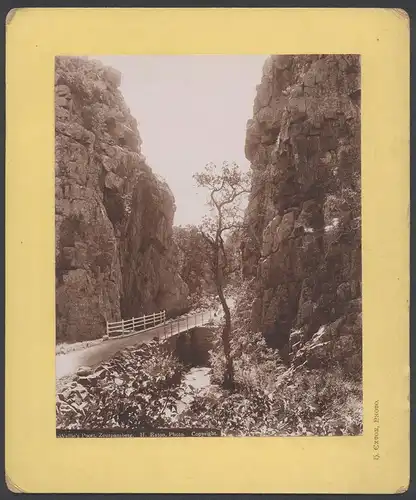 Fotografie H. Exton, Ansicht Soutpansberg - Limpopo / Südafrika, Felsformation mit Flusslauf und Brücke