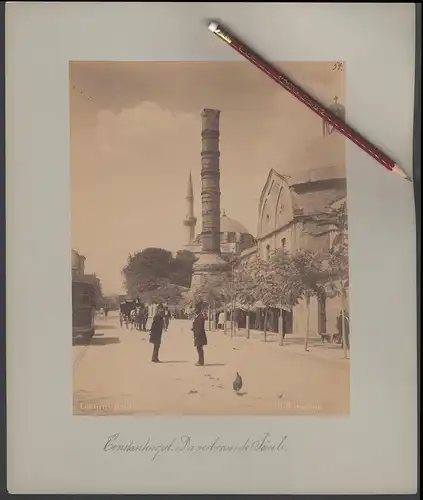 Fotografie M. Iranian, Ansicht Constantinopel - Konstantinopel, Verbrannte Säule, Strassenzug mit Moschee