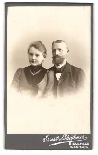 Fotografie Ernst Lohoefener, Bielefeld-Gadderbaum, Gütersloherstr. 18 a, Junges Paar in modischer Kleidung