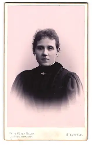 Fotografie Fritz Küken Nachf., Bielefeld, Junge Dame mit zurückgebundenem Haar