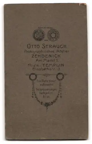 Fotografie Otto Strauch, Zehdenick, Am Markt 1, Bürgerliche Dame im Kleid mit einem Brief