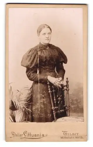 Fotografie Littuania, Tilsit, Mittelstr. 15, Junge Dame im hübschen Kleid