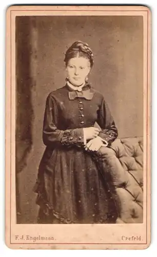 Fotografie F. J. Engelmann, Krefeld, Westwall 73, Junge Dame im hübschen Kleid