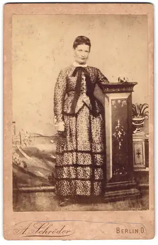 Fotografie A. Schröder, Berlin. O., Gr. Frankfurter Strasse 117., Dame im gemusterten Kleid