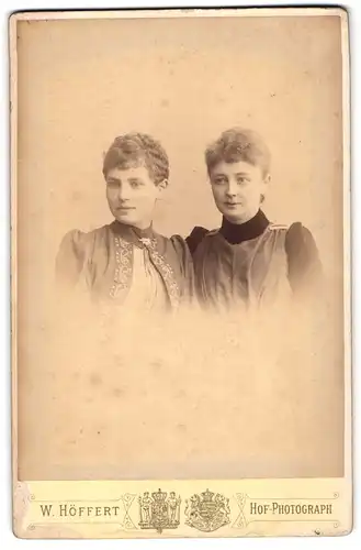 Fotografie W. Höffert, Hannover, Georgstrasse 9, Zwei junge Frauen mit hohen Krägen