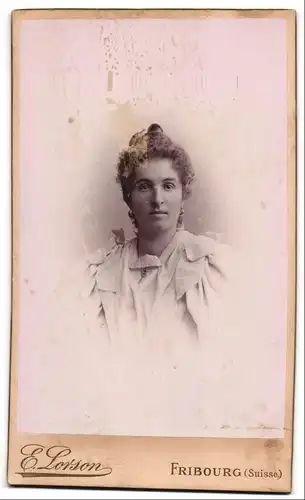 Fotografie E. Lorson, Fribourg, Dame in weisser Rüschen-Blouse