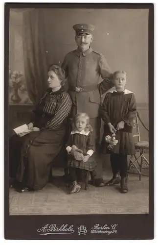 Fotografie A. Birkholz, Berlin O, Weidenweg 34. Frau und Töchter eines Soldaten