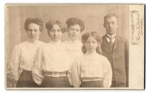 Fotografie Maria Palmkrist, Sköfde, Härtig Johansgatan 5, Vier Töchter und ein Sohn einer Familie