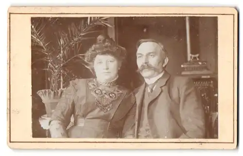 Fotografie Julius Böe, Lunden, Ehepaar in edelster Kleidung