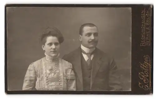 Fotografie E. Röttger, Recklinghausen, Ehepaar posiert eng zusammen