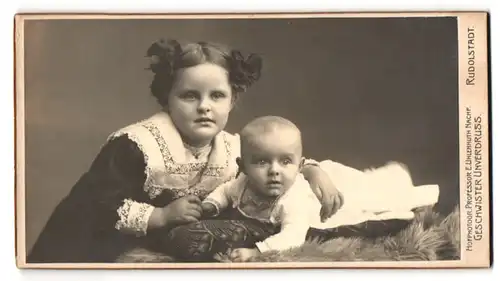 Fotografie Geschwister Unverdruss, Rudolstadt, Georgenstrasse 14, Grosse Schwester mit neuem Geschwisterchen