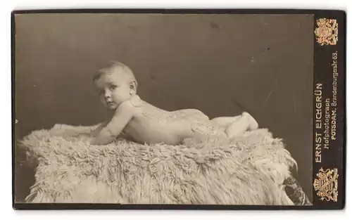 Fotografie Ernst Eichgrün, Potsdam, Brandenburgerstrasse 63, Nacktes Baby auf Tierfell