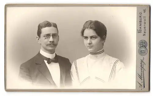 Fotografie A. Mocsigay, Hamburg, Neuerwall 46, Mann mit Zwicker und Frau in Bluse