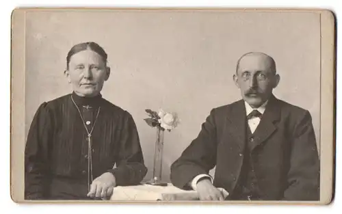 Fotografie H. Wulff, Tönning, Altes Paar und Rose