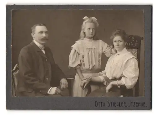 Fotografie Otto Stiegler, Itzehoe, Gutbürgerliches Paar mit ihrer Tochter