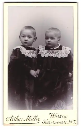 Fotografie Arthur Müller, Wurzen, Kasernenstr. 7, Zwei Kinder in hübschen Samtkleidern