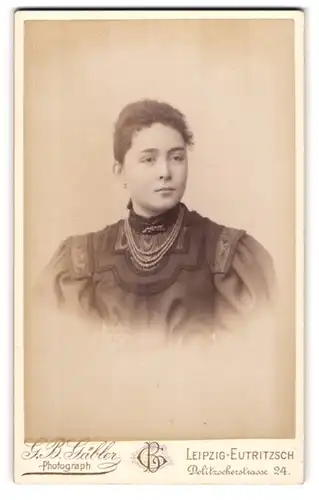 Fotografie G. B. Gäbler, Leipzig-Eutritzsch, Delitzscher Str. 24., Junge Dame mit Kragenbrosche und Halskette