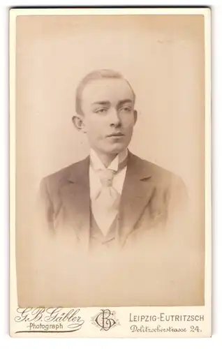 Fotografie G. B. Gäbler, Leipzig-Eutritzsch, Delitzscherstr. 24, Junger Herr im Anzug mit Krawatte