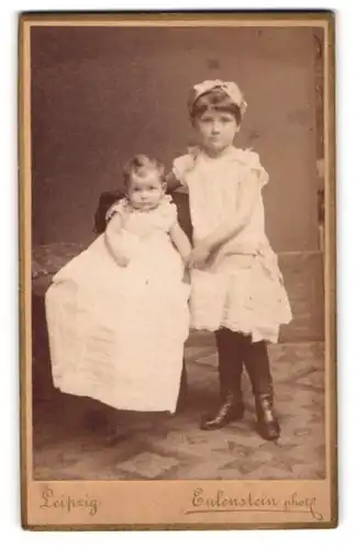 Fotografie Eulenstein, Leipzig, Ecke der Tauchaer Str. 6, Mädchen im weissen Kleid mit einem Kleinkind