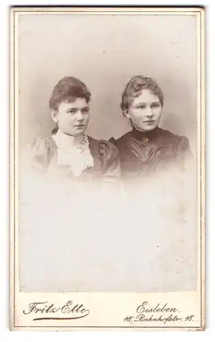 Fotografie Fritz Ette, Eisleben, Bahnhofstr. 18, Zwei junge Damen in hübschen Kleidern