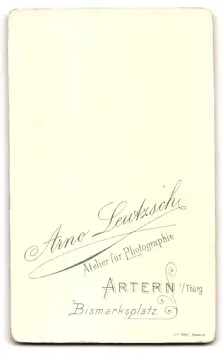 Fotografie Arno Leutzsch, Artern i /Thürg., Bismarcksplatz, Junger Herr im eleganten Anzug