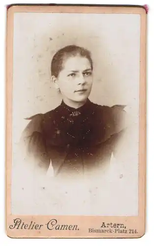 Fotografie H. Camen, Artern, Bismarck-Platz 214, Junge Dame im bestickten Kleid