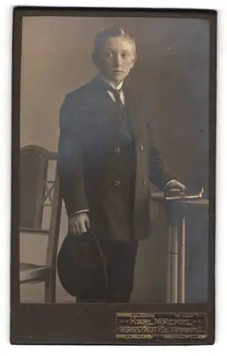 Fotografie Karl Mäckel, Burgstädt, Böhmestr. 2, Junger Mann im Anzug mit Krawatte