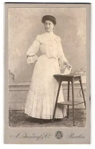 Fotografie A. Jandorf & Co., Berlin-SW, Bellealliancestr. 1-2, Junge Dame im Kleid mit einem Büchlein