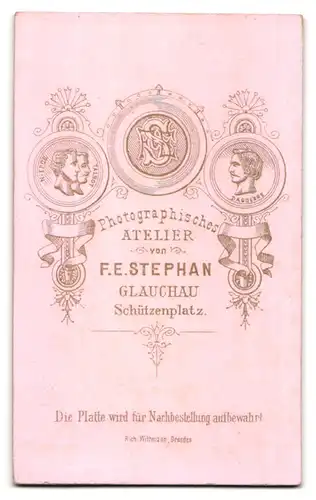 Fotografie F. E. Stephan, Glauchau, Schützenplatz, Bürgerliche Dame mit Kreuzkette und Fächer