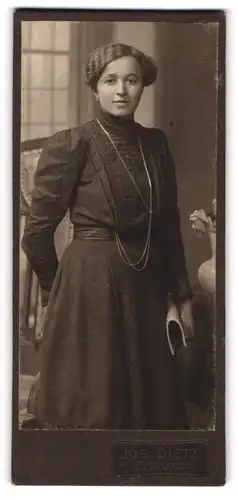 Fotografie Jos. Dietz, Görlitz, Schützenstr. 1, Junge Dame im Kleid mit Zeitung in der Hand