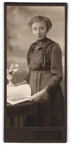 Fotografie Jos. Dietz, Görlitz, Schützenstr. 1, Hübsch gekleidete Dame mit einem Heft