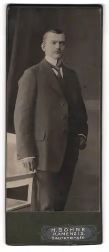 Fotografie H. Bohne, Kamenz i. S., Bautznerstr., Junger Herr im Anzug mit Krawatte
