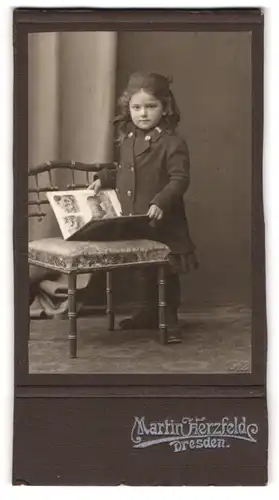 Fotografie Martin Herzfeld, Dresden, Kleines Mädchen im Mantel mit Bilderbuch
