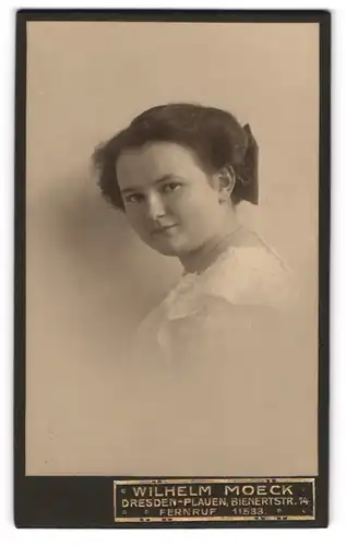 Fotografie Wilhelm Moeck, Dresden-Plauen, Bienertstr. 14, Junge Dame mit zeitgenössischer Frisur