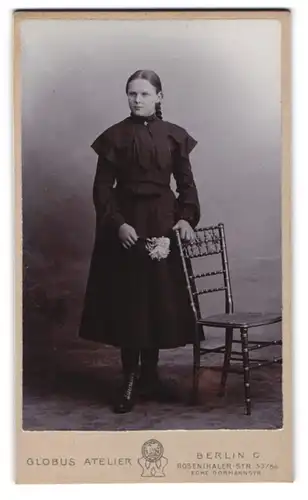 Fotografie Atelier Globus, Berlin-C., Rosenthaler-Str. 53-54 Ecke Gormannstr., Junge Dame im modischen Kleid