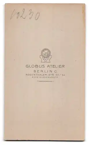 Fotografie Atelier Globus, Berlin-C., Rosenthaler-Str. 53-54 Ecke Gormannstr., Junge Dame im modischen Kleid