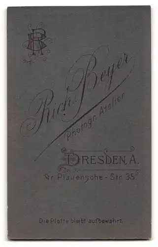 Fotografie Rich. Beyer, Dresden-A., Gr. Plauensche-Str. 35, Junger Herr in zeitgenössischer Kleidung