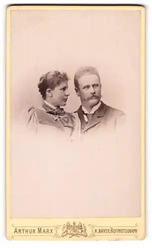 Fotografie Arthur Marx, Frankfurt a. M., Kaiserstr. 1, Bürgerliches Paar in modischer Kleidung
